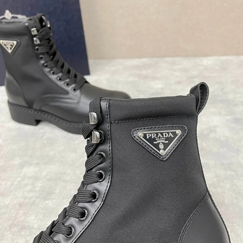 大人気!プラダ ブラッシュドレザー&Re Nylon ブーツ 偽物 puu28255