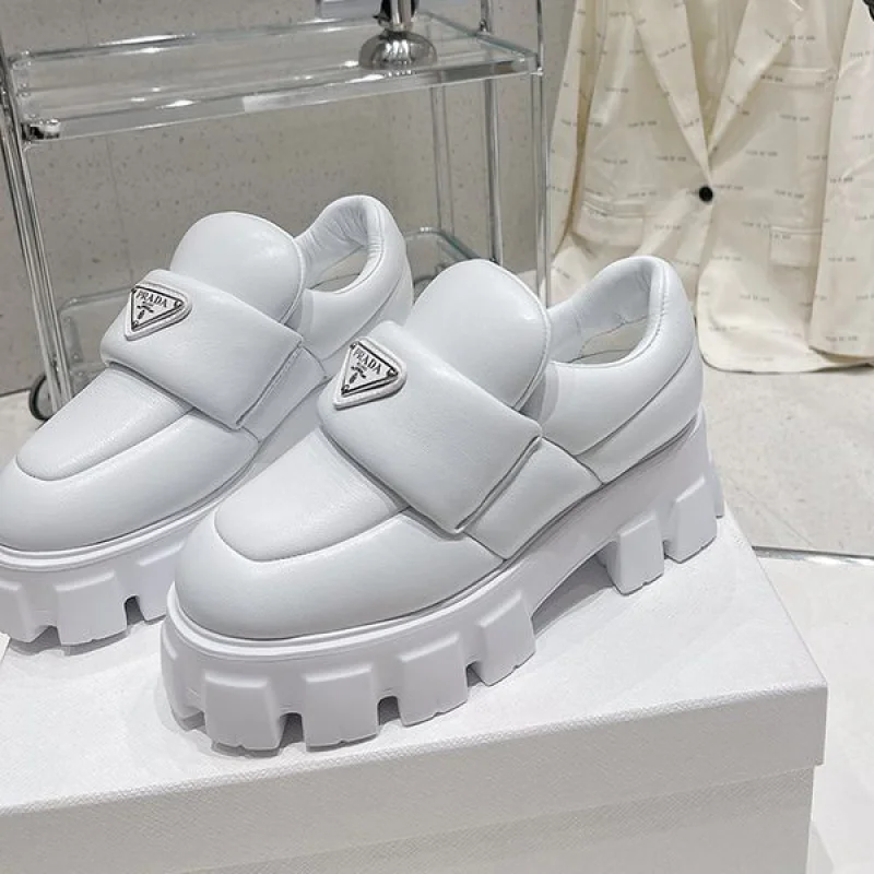入手困難プラダ ソフト パデッドナッパレザー ローファー コピー puu80418