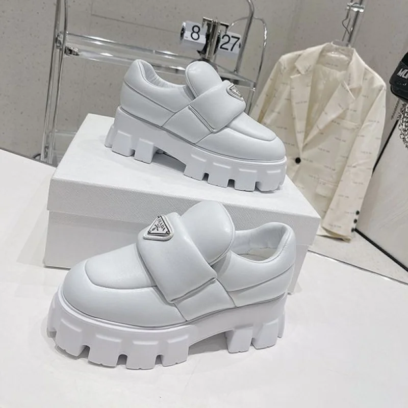 入手困難プラダ ソフト パデッドナッパレザー ローファー コピー puu80418