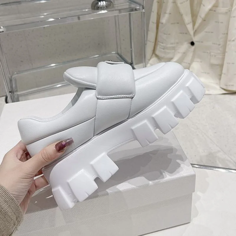 入手困難プラダ ソフト パデッドナッパレザー ローファー コピー puu80418