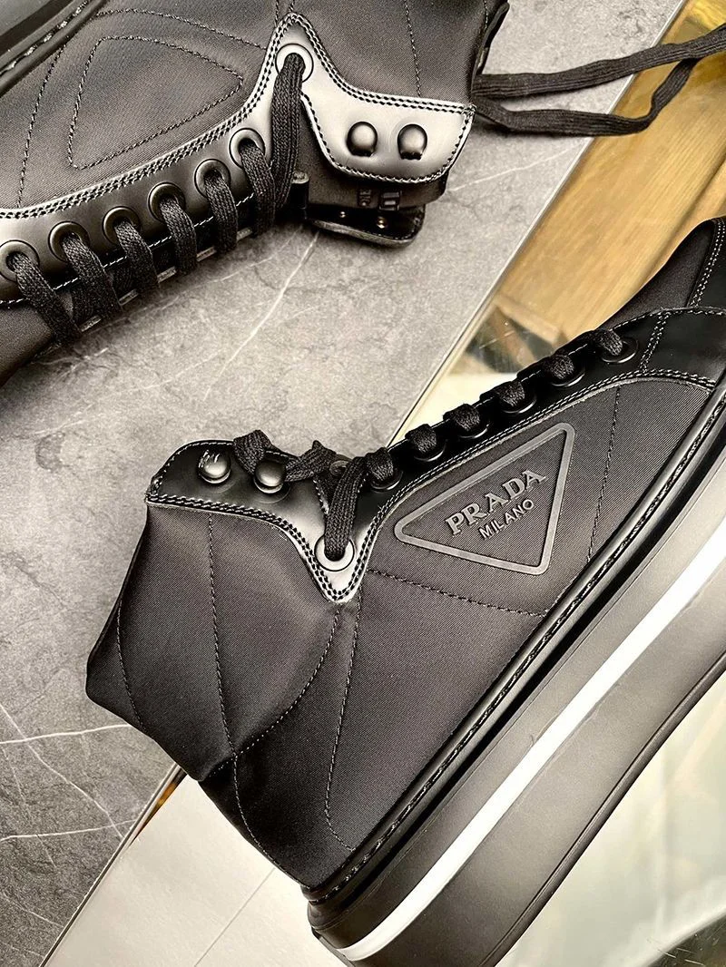 定番プラダ マクロ 偽物 Re Nylon xブラッシュドレザー ハイトップスニーカー puv13010