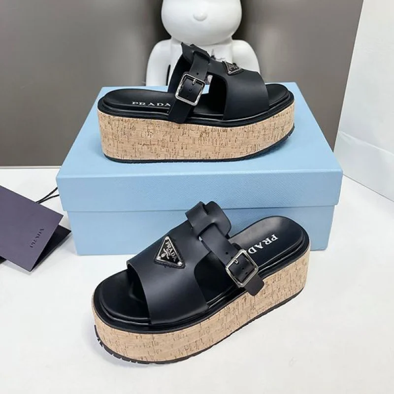 大注目プラダ コピー Rubber wedge platform sandals ウェッジサンダル puv41665