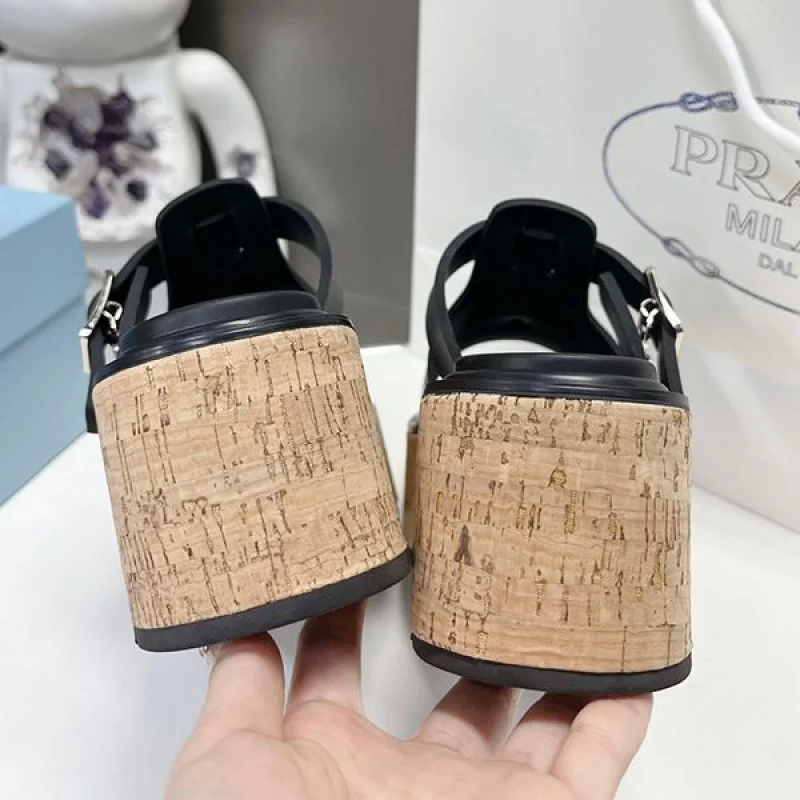 大注目プラダ コピー Rubber wedge platform sandals ウェッジサンダル puv41665