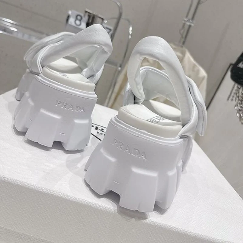 すぐ届【プラダ】ソフト パッド入りナッパ レザー ウェッジ サンダル 偽物 puv98547