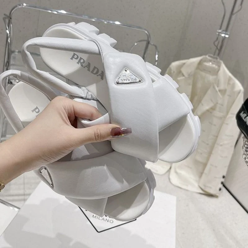 すぐ届【プラダ】ソフト パッド入りナッパ レザー ウェッジ サンダル 偽物 puv98547