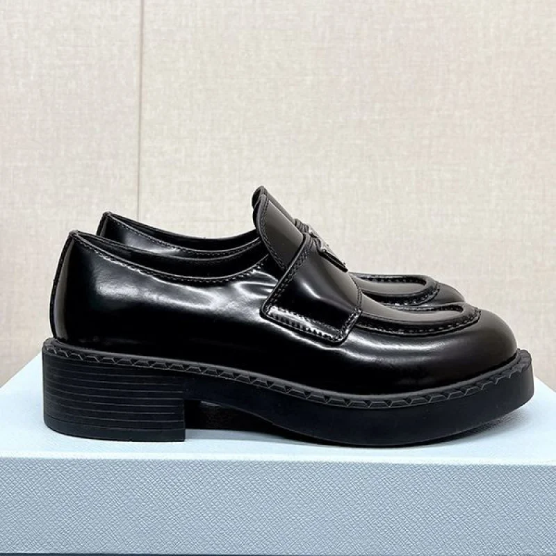 プラダ モノリス 偽物ブラッシュドレザー ローファー大人気!!新色 pux54209