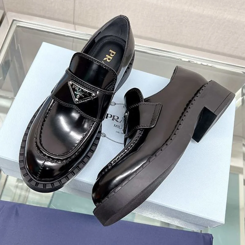 プラダ モノリス 偽物ブラッシュドレザー ローファー大人気!!新色 pux54209