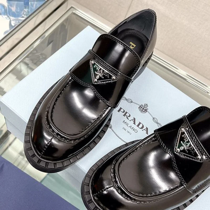 プラダ モノリス 偽物ブラッシュドレザー ローファー大人気!!新色 pux54209