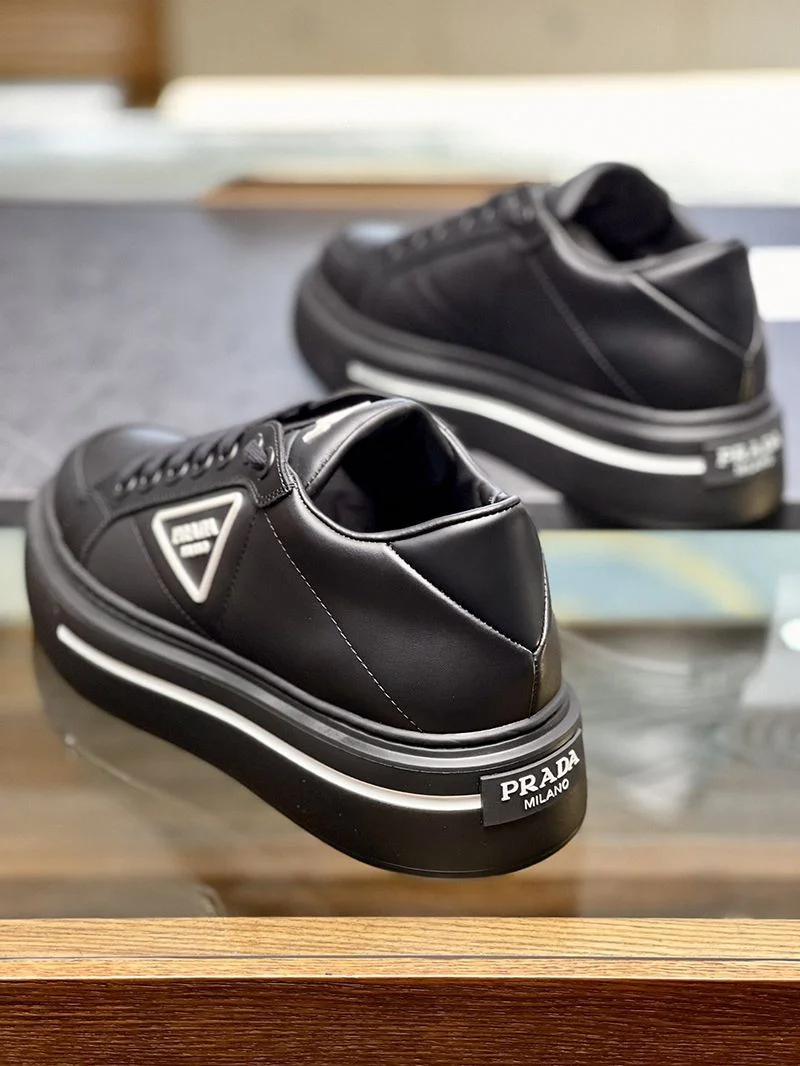 希少色プラダ レザー スニーカー 偽物 puy19984