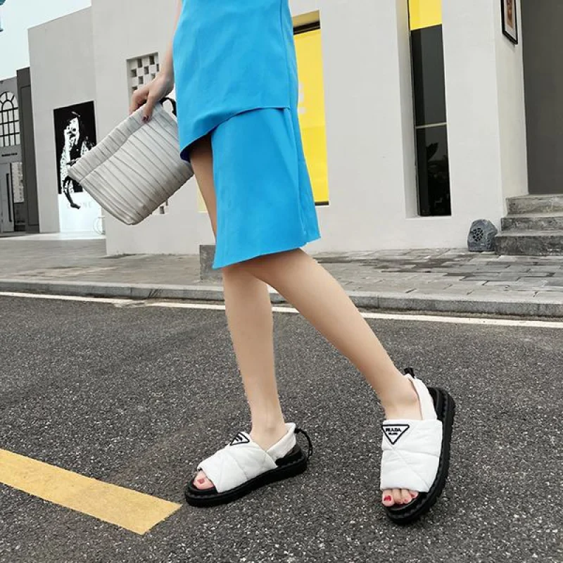世界中で大人気♪プラダ ナッパレザー フラットフォームサンダル 偽物 puy65885