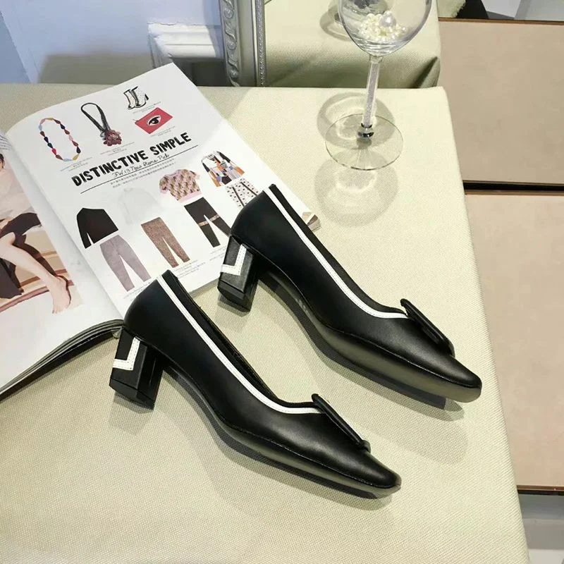 目を惹くカラー ロジェ ヴィヴィエ 偽物 ヴィヴショック メタルバックルパテントバレリーナ roh26470