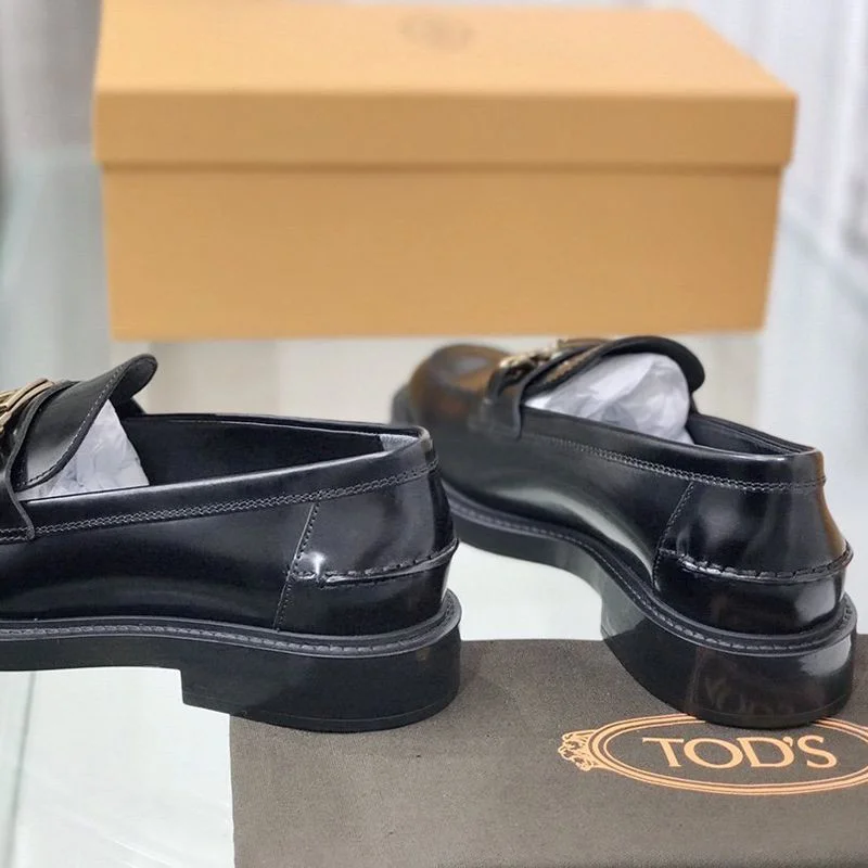希少色トッズ 偽物 レディース ローファー レザー Tロゴチェーン tog57664