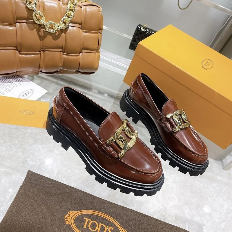 大人気!TODS コピー レディース ローファー レザー ロゴ入りメタル toh92885