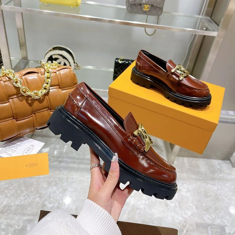 大人気!TODS コピー レディース ローファー レザー ロゴ入りメタル toh92885