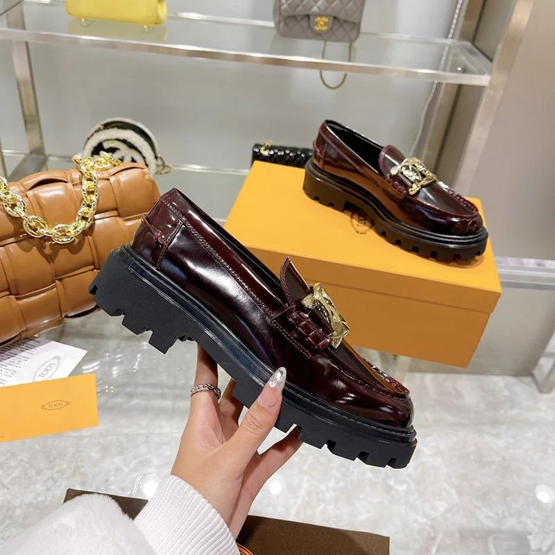 人気No1 TODS レディース ローファー レザー ロゴ入りメタル コピー toq95328