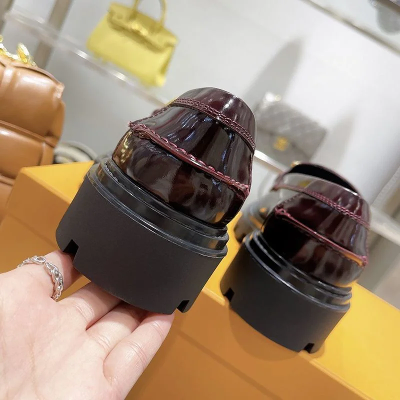 人気No1 TODS レディース ローファー レザー ロゴ入りメタル コピー toq95328