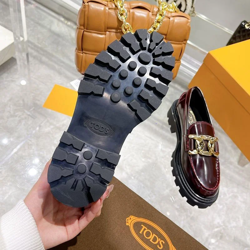 人気No1 TODS レディース ローファー レザー ロゴ入りメタル コピー toq95328