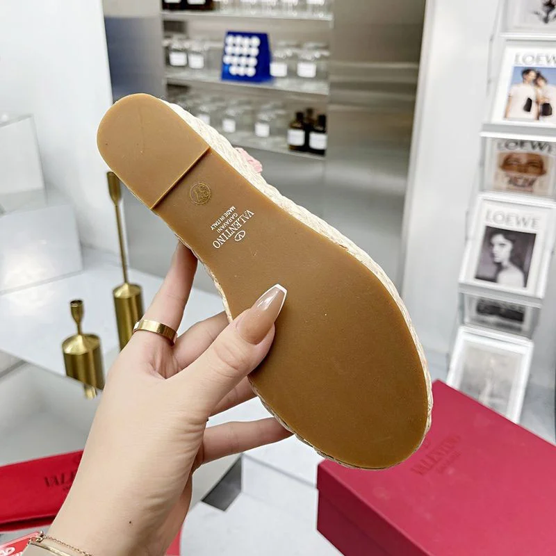 世界中で大人気♪ヴァレンティノ ストラップウェッジサンダル 偽物 ラフィア ピンク outlet Vua46951