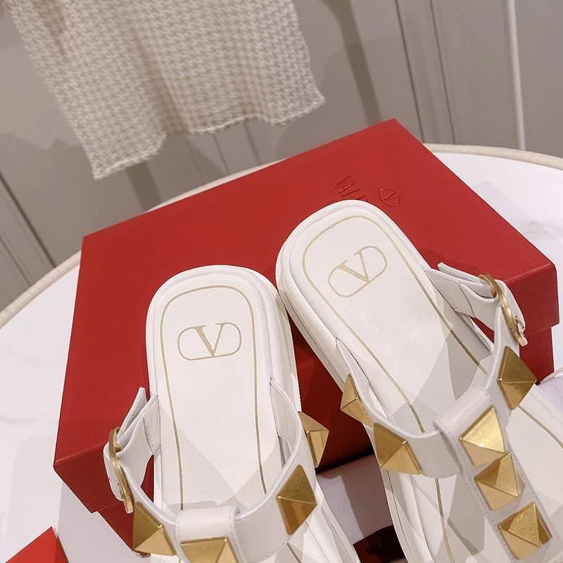 お洒落に♪ヴァレンティノ リベット 厚底サンダル コピー 【追跡付】 Vud86692