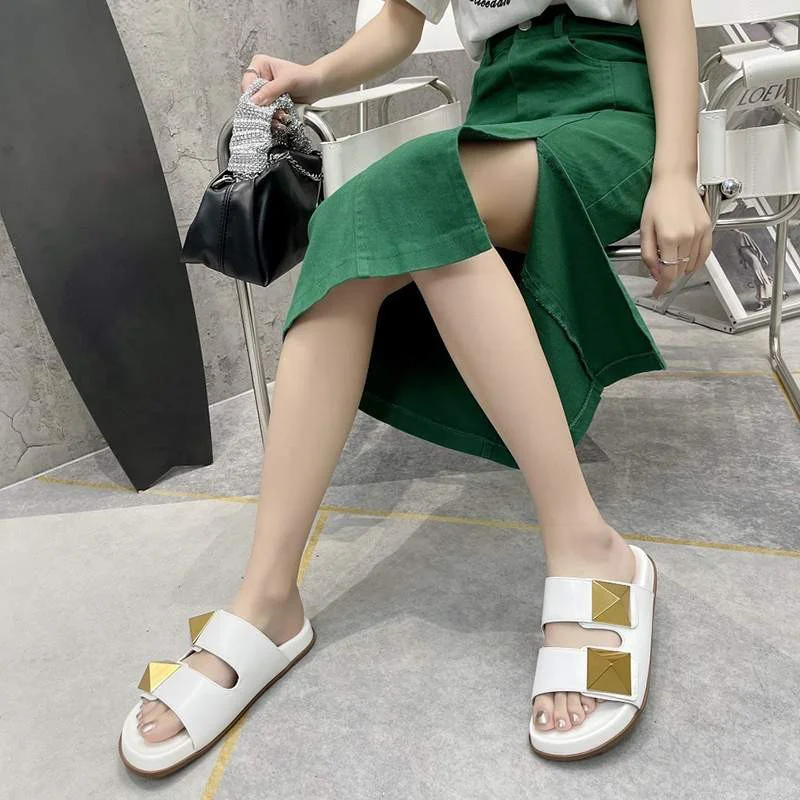 ♡足元上品に♪ヴァレンティノ 偽物2022春と夏の新しいリベットサンダル5色 Vug32430