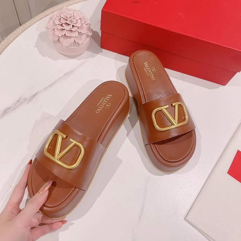 定番 履き心地の良い ヴァレンティノ リベット 厚底サンダル コピー Vui97176