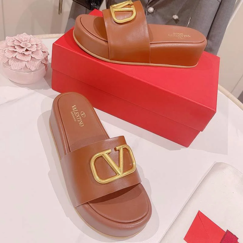定番 履き心地の良い ヴァレンティノ リベット 厚底サンダル コピー Vui97176