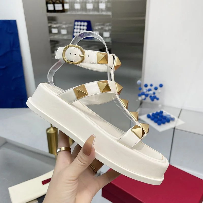 入手困難 ヴァレンティノ フラットフォーム ローマンスタッズ サンダル コピー 40MM Vuk86118