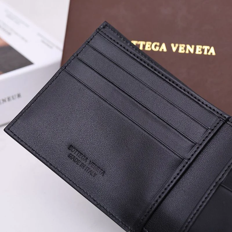 大人気!!新色【ボッテガ ヴェネタ コピー】レザー二つ折り財布 パラキート 649603VBWD21511