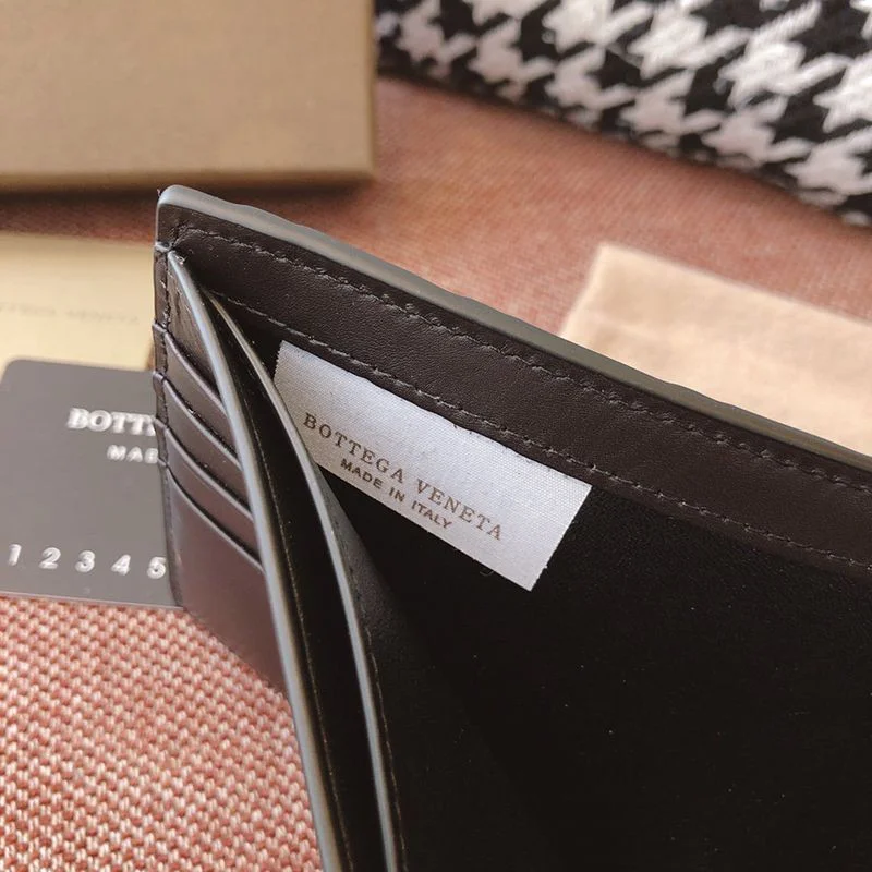 日本未入荷ボッテガヴェネタ 二つ折りウォレット コピー bon84583