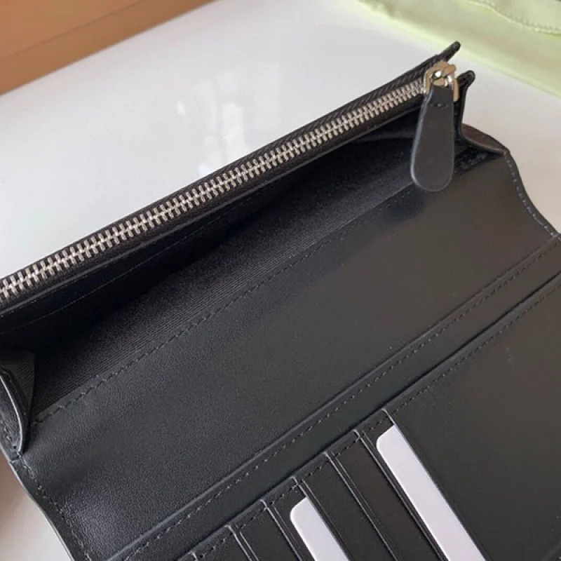 N級品 バーバリー 二つ折り長財布 コピー 小銭入れ付き Bah22113