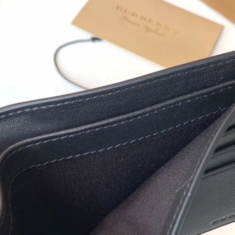 入手困難 バーバリー ロゴ レザー 折りたたみ財布 偽物 Bat33925