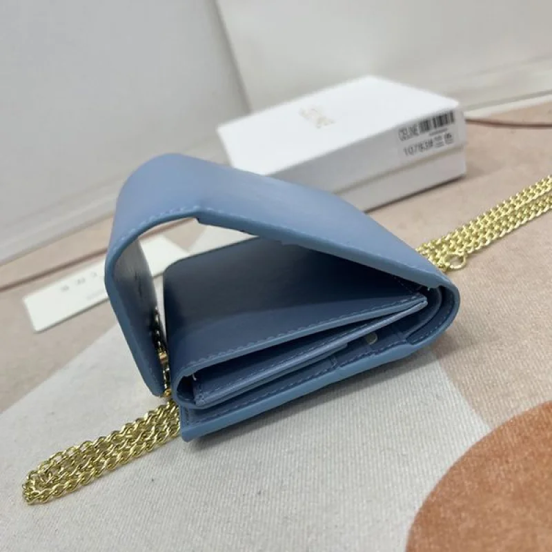 累積売上総額第１位！セリーヌ ラムスキンフラップウォレット ミニ財布 偽物 10D783BZG.38NO