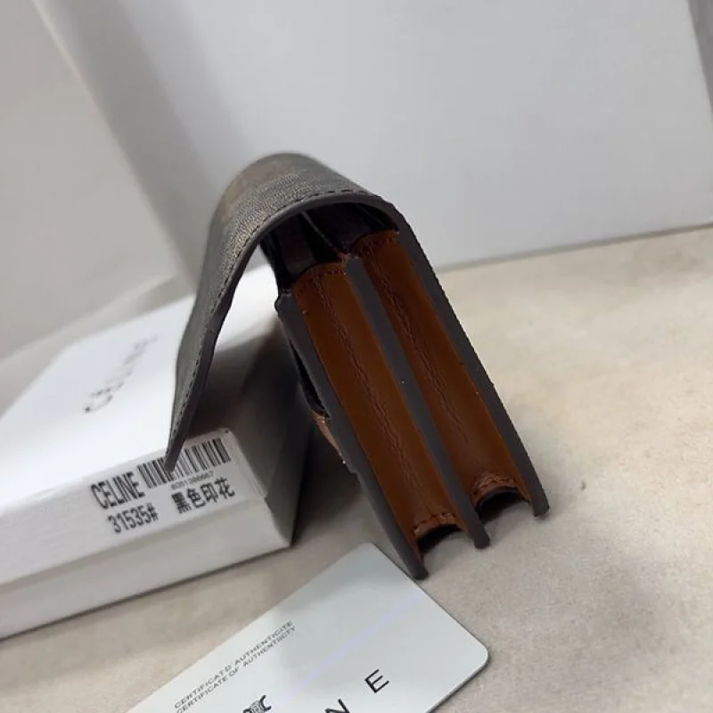 人気No1セリーヌ フラップ オリガミウォレット 財布 偽物 10D902BZ9.04LU