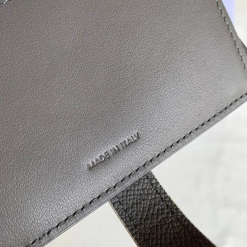 セリーヌ ミディアムストラップウォレット 財布 偽物 Cei33253