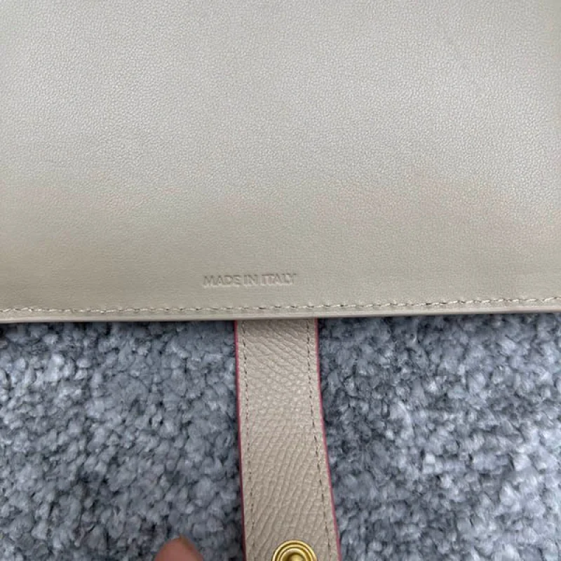 セリーヌ 偽物 ミディアムストラップウォレット 財布 Cej66179