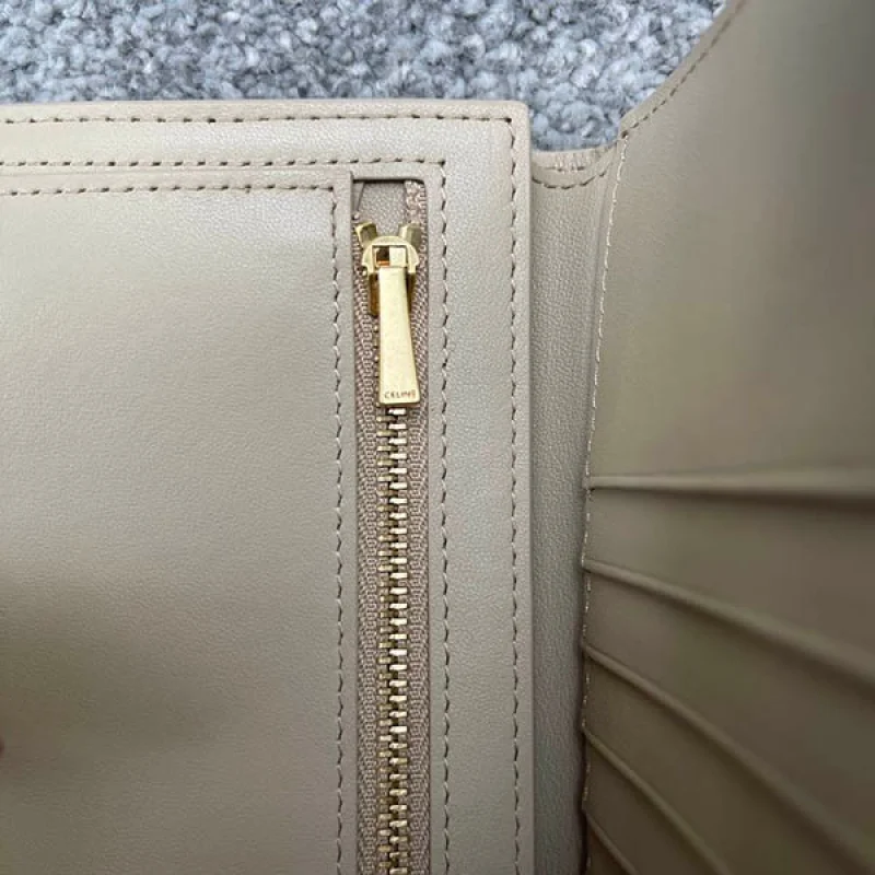 セリーヌ 偽物 ミディアムストラップウォレット 財布 Cej66179
