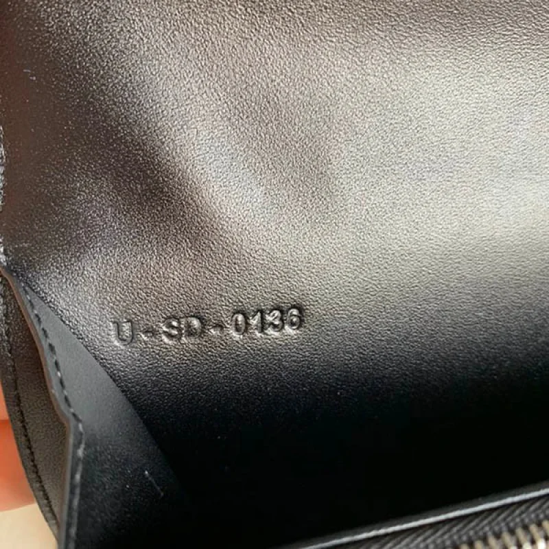 セリーヌ ポケット トライフォールド 財布 偽物 Cex42505