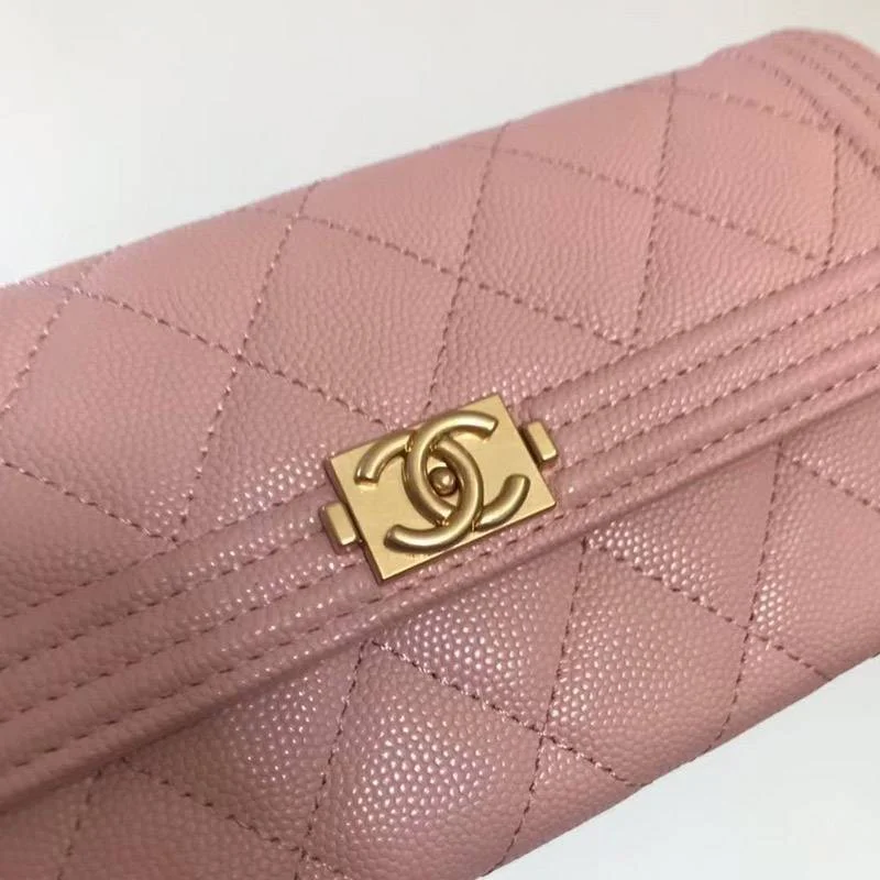 スーパーコピーシャネル キャビア 二折りカブセ長財布 ボーイ シャネル shp94773