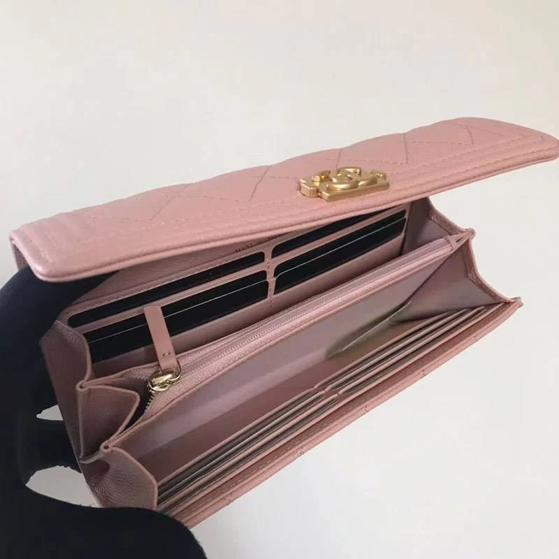 スーパーコピーシャネル キャビア 二折りカブセ長財布 ボーイ シャネル shp94773
