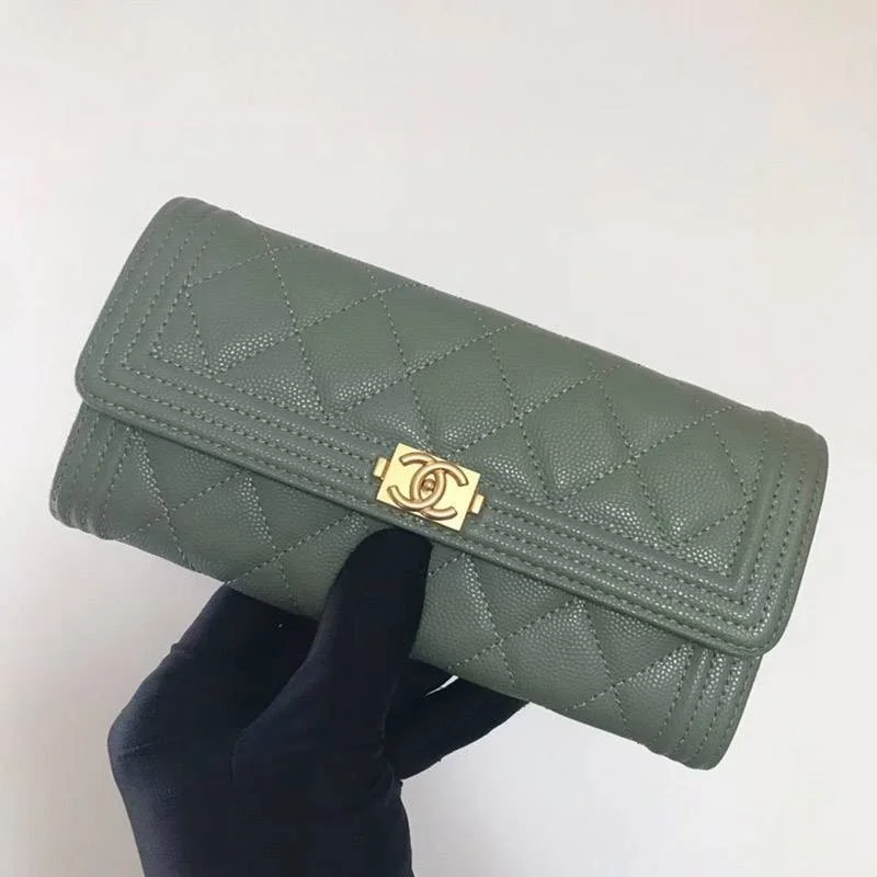 最高な材質シャネル キャビア 二折りカブセ長財布 偽物ボーイ シャネル shc96709