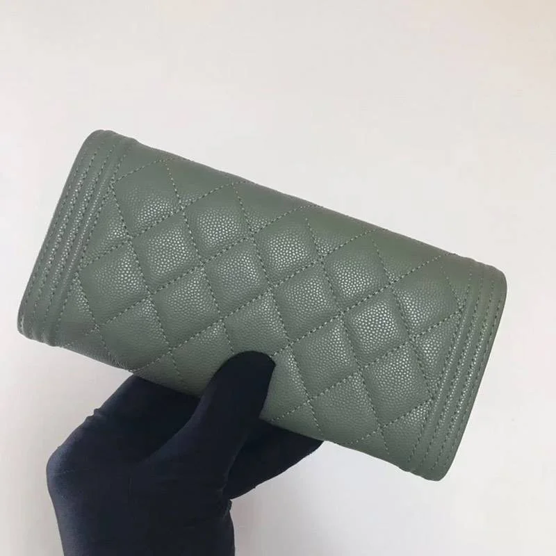 最高な材質シャネル キャビア 二折りカブセ長財布 偽物ボーイ シャネル shc96709
