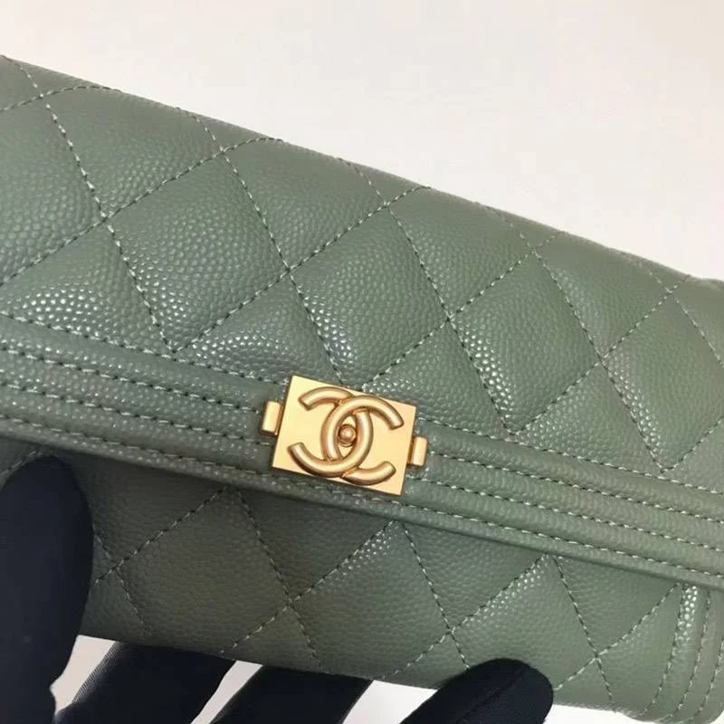 最高な材質シャネル キャビア 二折りカブセ長財布 偽物ボーイ シャネル shc96709