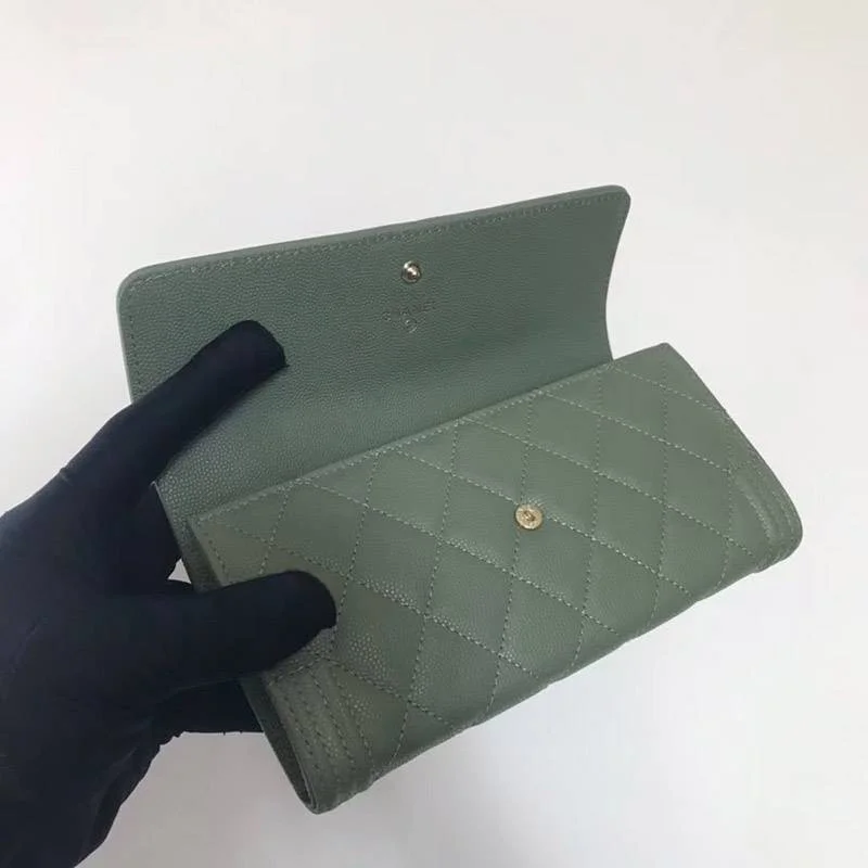 最高な材質シャネル キャビア 二折りカブセ長財布 偽物ボーイ シャネル shc96709