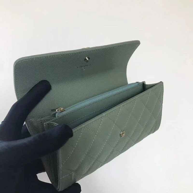 最高な材質シャネル キャビア 二折りカブセ長財布 偽物ボーイ シャネル shc96709