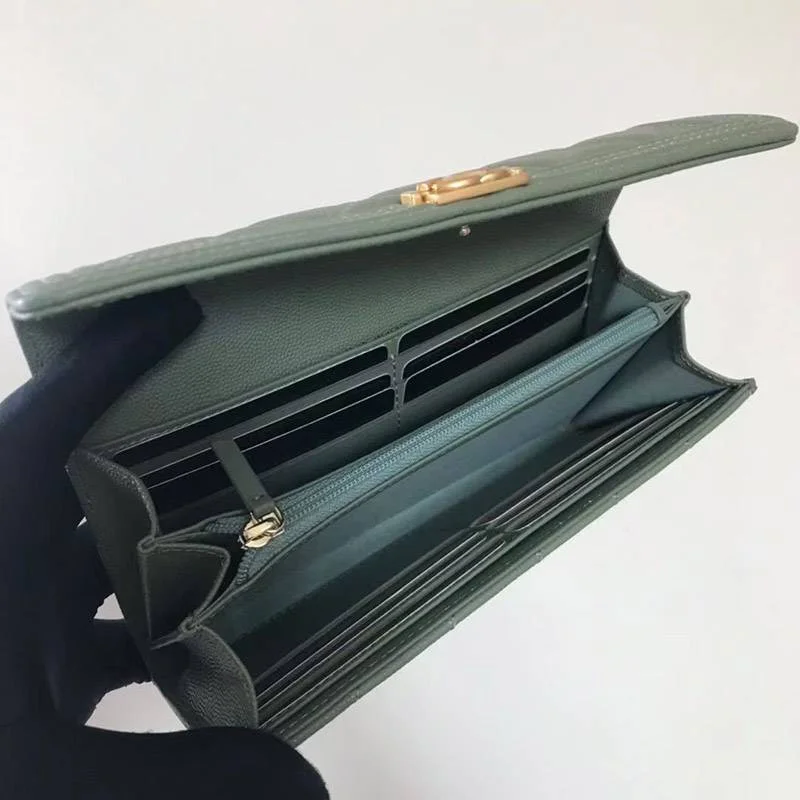 最高な材質シャネル キャビア 二折りカブセ長財布 偽物ボーイ シャネル shc96709
