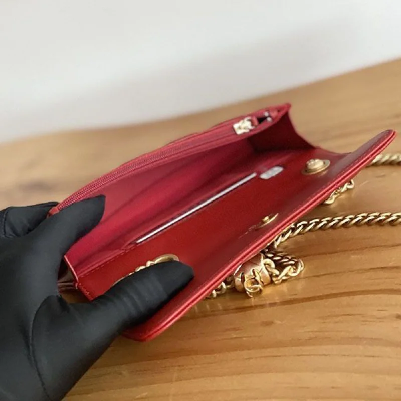 目を惹くカラー シャネル チェーン フラップ ウォレット コピー she49880