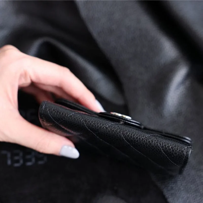 大人気!シャネル シルバーココマークロゴ カードケース 偽物 shk85362