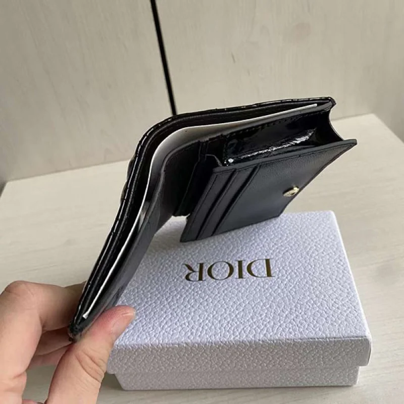 人気No1 レディディオール ミニウォレット コピー パテントカーフスキン 2つ折り S0178OVRB_M900