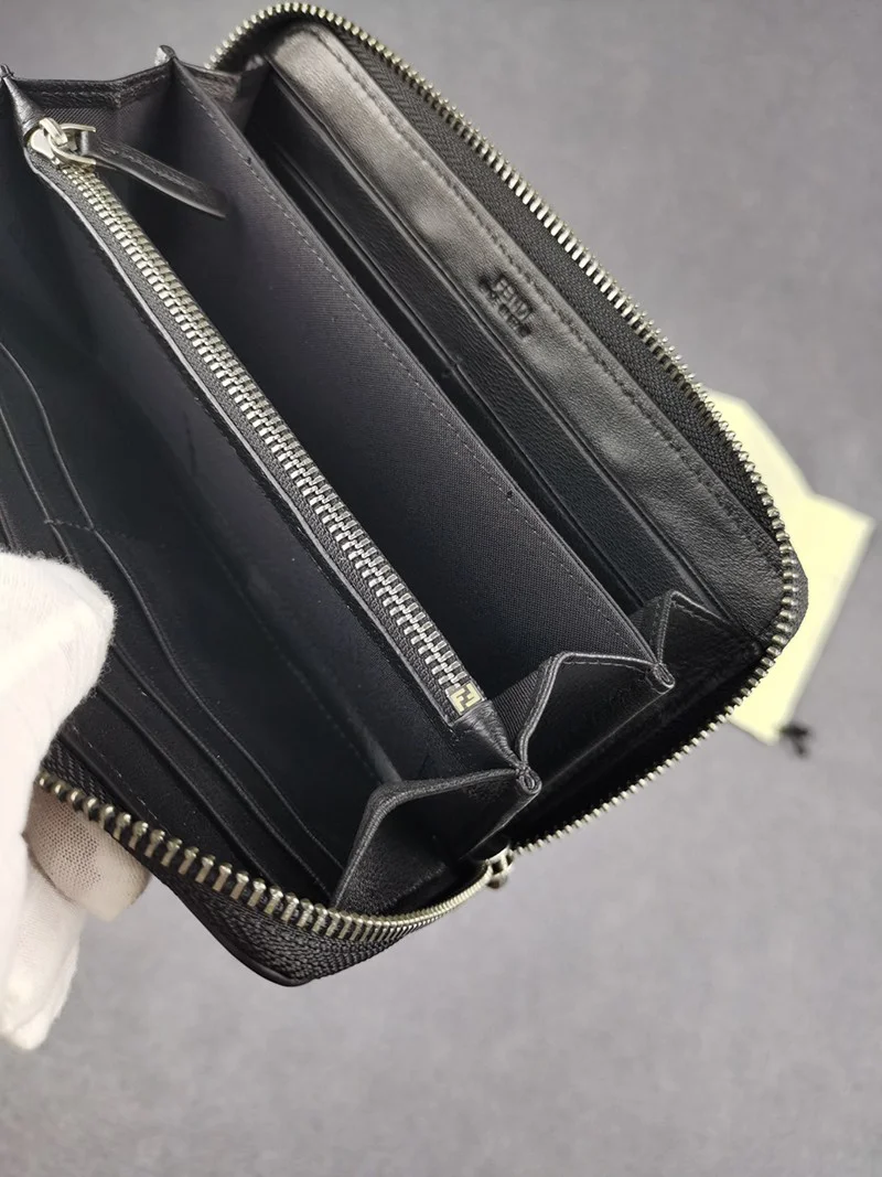目を惹くカラーフェンディ ラムレザー ピーカブー カスタマイズ ロゴ カード ジッパーウォレット 偽物 7M0264A72VF0GXN