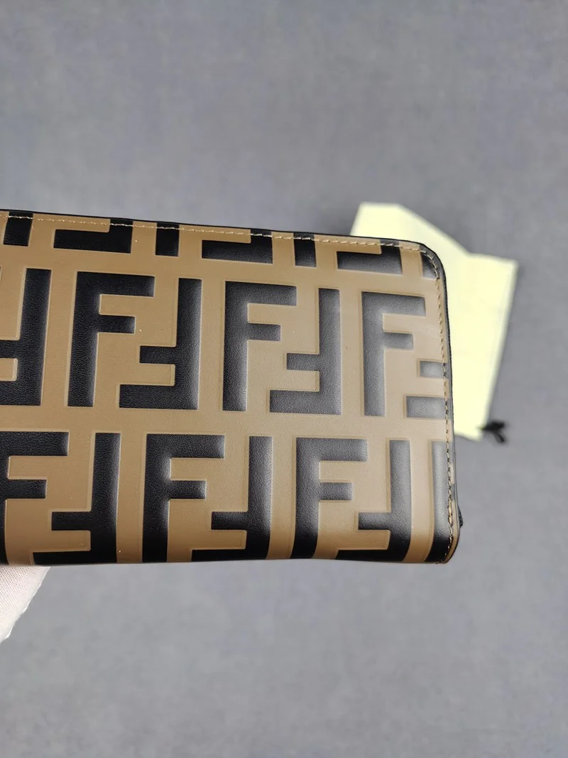 超希少！フェンディ 財布 コピー ラムレザー カスタマイズ ピーカブー ロゴ カード ジッパーウォレット feh04391